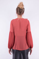 Szykowna bluzka z plisowanym rękawem