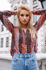 ENERGETYZUJĄCA BLUZKA NA STÓJCE