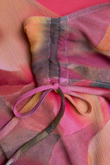 Długa sukienka z odkrytymi ramionami