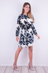 Wyszczuplająca sukienka z zakładkami